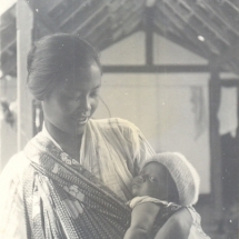 19260000 Turen - baboe en haar baby 01