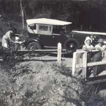 19341100 een tondritje met de auto 01