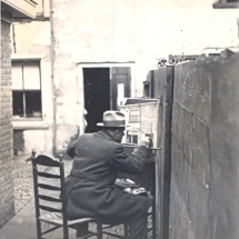 19361111 Naarden - de keukendeur geschilderd 01