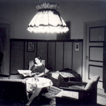 19370404 Dampit - huiskamer bij lamplicht 01