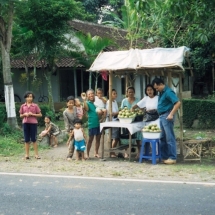 19980930 onderweg naar Tosari 01 fruitstalletje onderweg 01