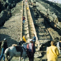 19981001 Bromo 08 aan de voet van de trap 01