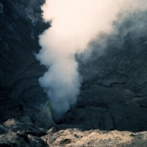 19981001 Bromo 11 een blik in de krater 01