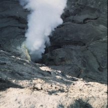 19981001 Bromo 12 een blik in de krater 02