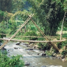 19981005 onderweg naar Kediri 01 bamboebrug 01