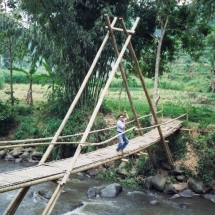 19981005 onderweg naar Kediri 01 bamboebrug 02