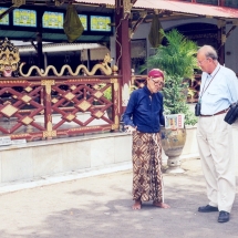 19981014 Yogyakarta 01 Kraton 01 gids 02 Ties Theo