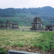 19981016 Dieng plateau 01 5 candi s 01 (2) Ties