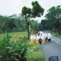 19981018 onderweg naar Semarang (1) schoolmeisjes 01