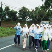 19981018 onderweg naar Semarang (1) schoolmeisjes 02