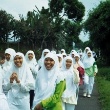 19981018 onderweg naar Semarang (1) schoolmeisjes 03